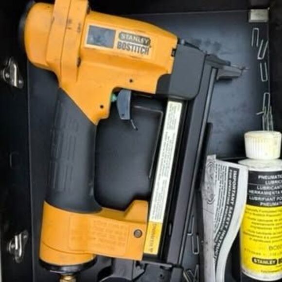 Stanley Bostitch pneumatic staple gun kit with metal case - Picture 3 of 4